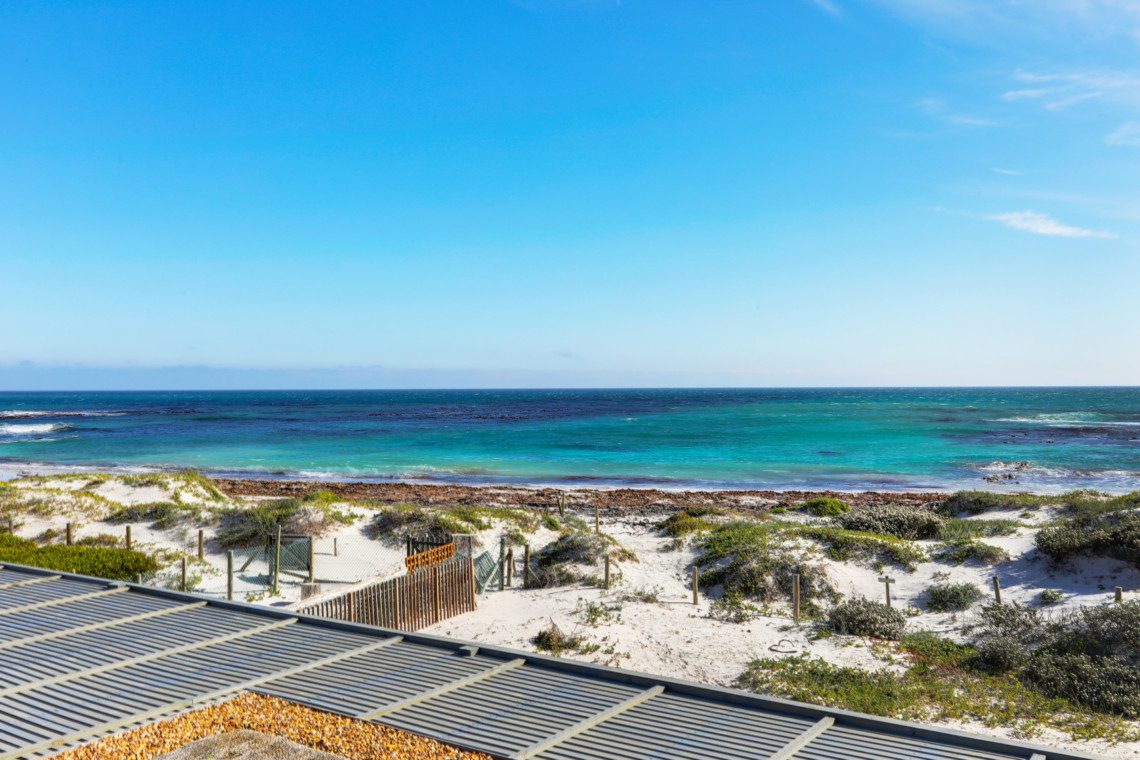blue-ocean-beach-house-14-1140x760